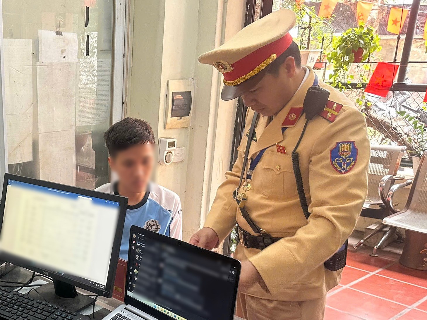 Hà Nội: Sử dụng giấy chấp thuận vào phố giả mua qua mạng, tài xế bị cảnh sát giao thông phát hiện, xử lý